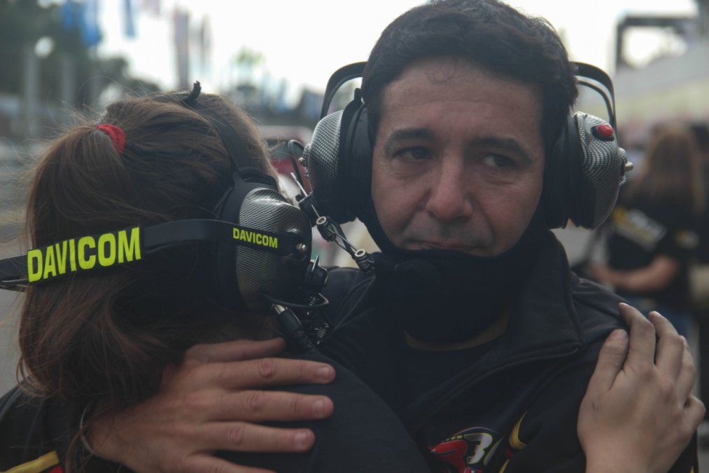 La emoción de las integrantes del Vitarti Girl's Team tras lograr el segundo puesto en su debut.