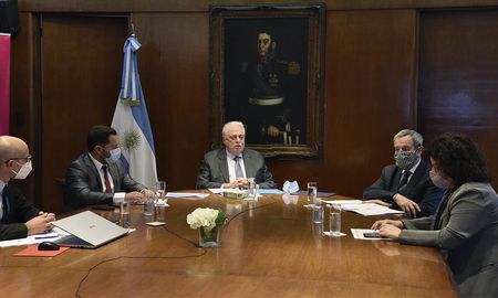 El ministro de Salud de la Nación, Ginés González García, estuvo con los diputados que integran la Comisión de Acción Social y Salud Pública. El ministro de Salud de la Nación, Ginés González García, estuvo con los diputados que integran la Comisión de Acción Social y Salud Pública.