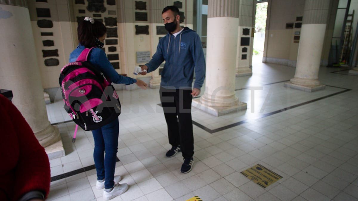 La higiene de manos y la toma de temperatura es obligatoria para cualquier persona que ingrese al establecimiento educativo. 