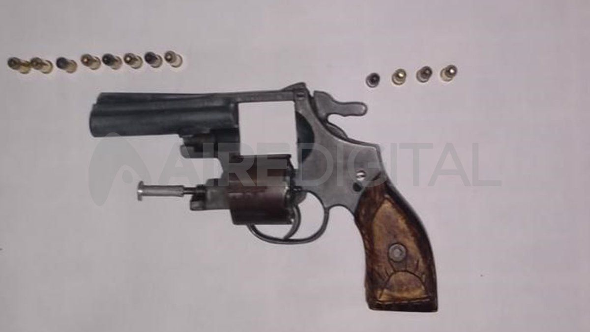 Durante el procedimiento los investigadores secuestraron un revolver y municiones.
