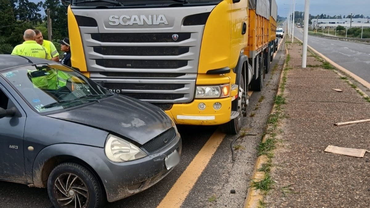 Chocaron un camión y un auto en Autovía 19