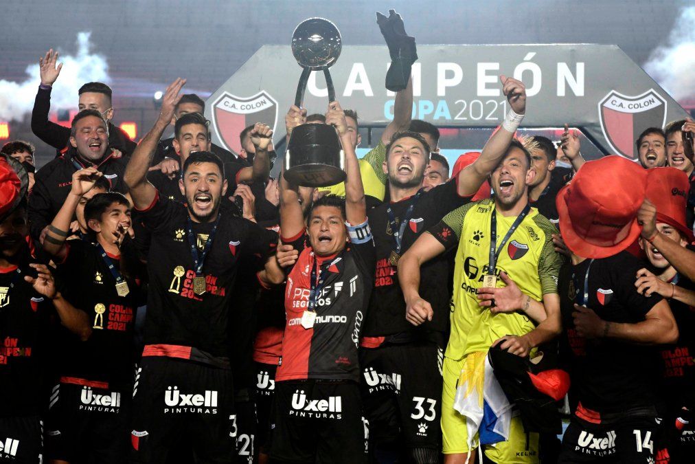 El Club Atlético Colón alcanzó el primer título de Primera División en su historia el 4 de junio de 2021: la Copa de la Liga Profesional.