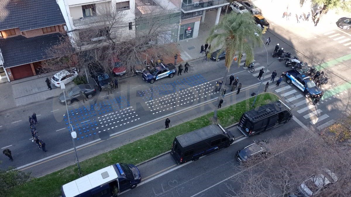 El cargamento de cocaína fue desplegado en las calles de Rosario para contabilizarlo
