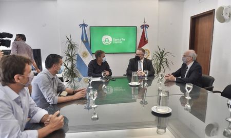 El intendente Emilio Jatón, el ministro de Seguridad, Jorgen Lagna y el secretario de Seguridad Pública, Jorge Bortolozzi celebraron la firma de un acuerdo para fortalecer la seguridad en las calles de la ciudad.
