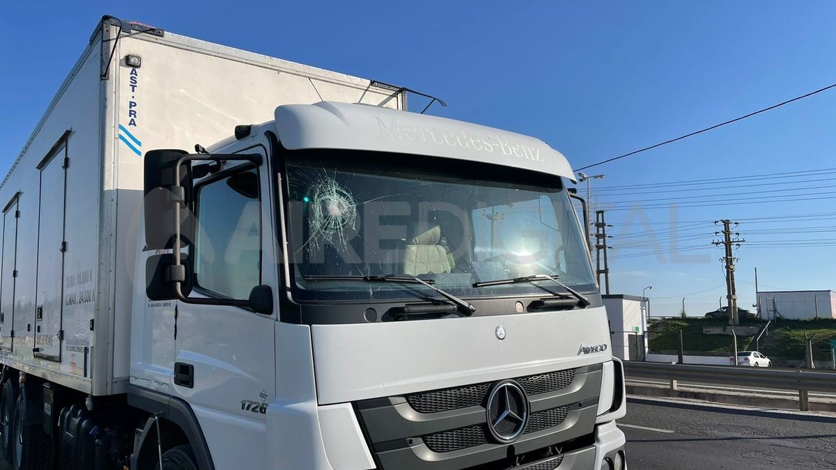 Dos camiones que circulaban por Circunvalación recibieron piedrazos en el parabrisas y la cabina.