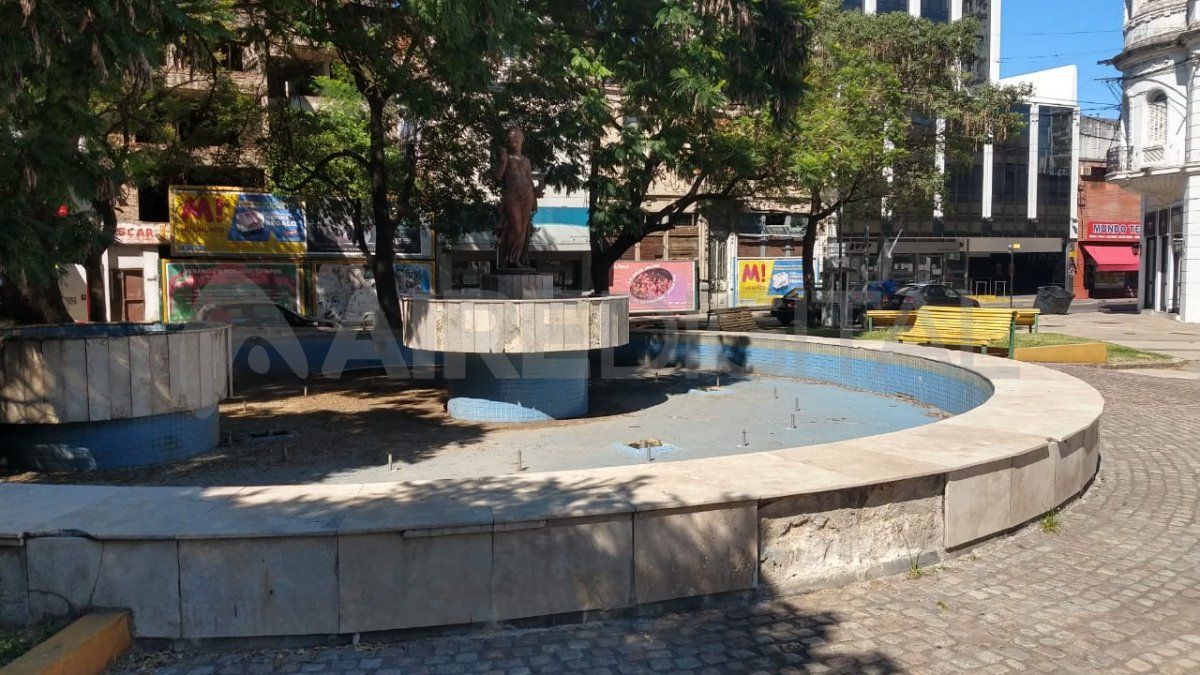 Los vecinos denuncian el abandono en la Plaza del Soldado.
