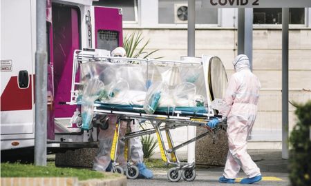 As&iacute; trasladan a un paciente con coronavirus.&nbsp;