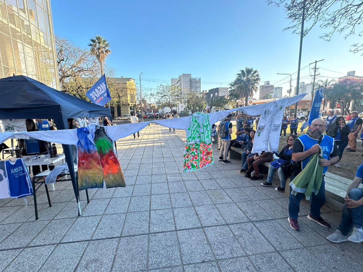 La delegada gremial de Amsafé La Capital, María José Marano, explicó que la medida se enmarca en una serie de acciones previas al paro nacional docente convocado por Ctera para el 14 de octubre. La delegada gremial de Amsafé La Capital, María José Marano, explicó que la medida se enmarca en una serie de acciones previas al paro nacional docente convocado por Ctera para el 14 de octubre.