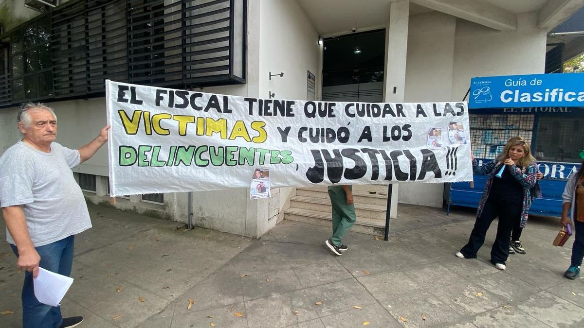Damnificados en la puerta de la sede judicial en donde funciona la Fiscalía de Delitos Complejos. Damnificados en la puerta de la sede judicial en donde funciona la Fiscalía de Delitos Complejos.