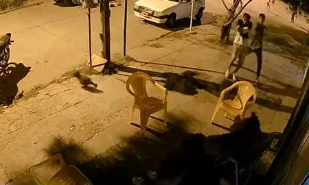 En el ataque resultaron heridas tres personas, entre ellas una menor de 7 años. En el ataque resultaron heridas tres personas, entre ellas una menor de 7 años.