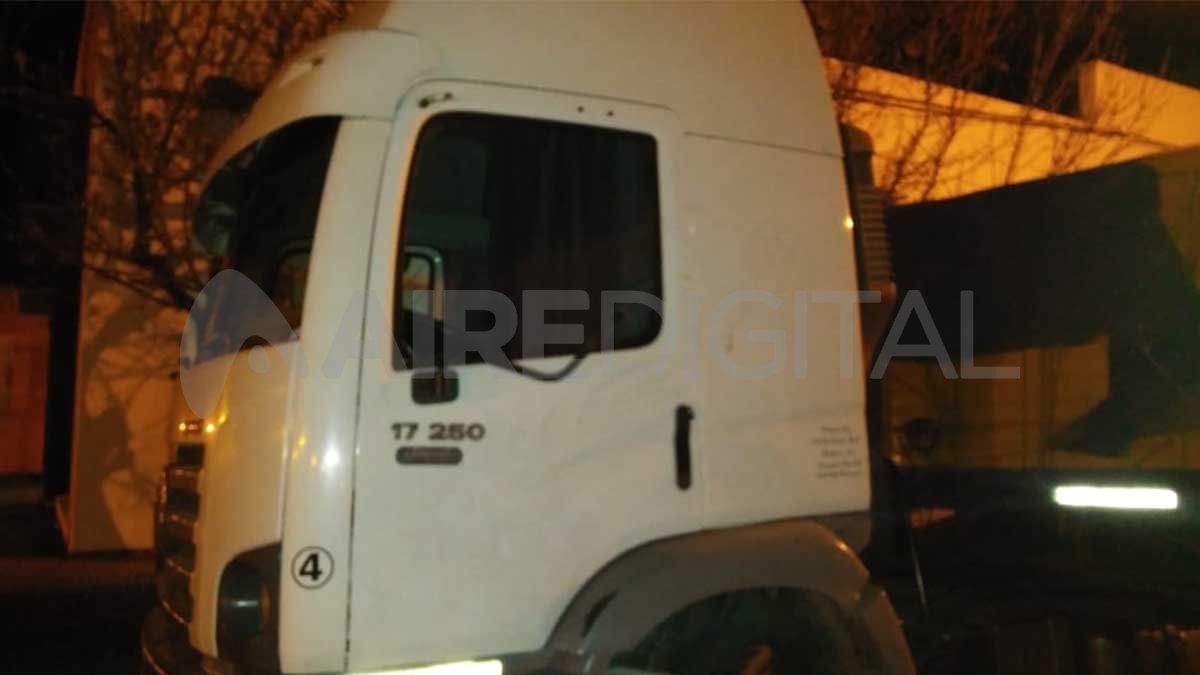 Un camión semirremolque colisionó con un colectivo que transportaba 48 pasajeros.