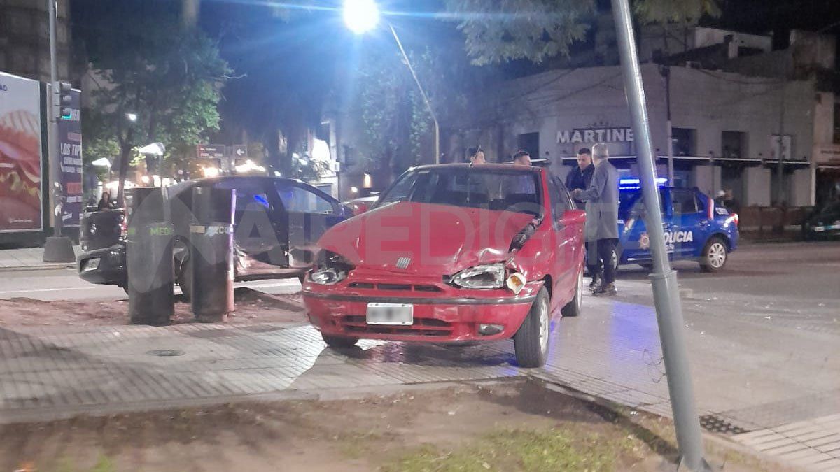 Producto del choque, ambos autos quedaron trepados al cantero central de Bulevar Gálvez.