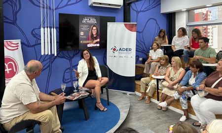 En el auditorio del edificio multimedial de AIRE se realizó la presentación del libro “Yo también fui una jefa de mierda”, de Carolina Von Oertel. En el auditorio del edificio multimedial de AIRE se realizó la presentación del libro “Yo también fui una jefa de mierda”, de Carolina Von Oertel.