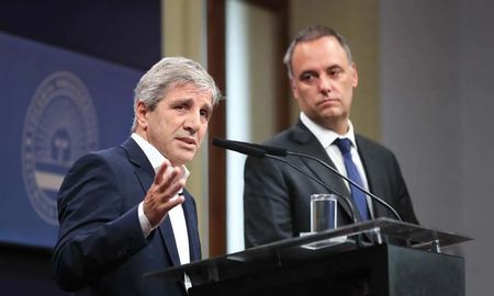 El ministro de Economía, Luis Caputo, y el vocero, Manuel Adorni, hacen los anuncios en una conferencia de prensa. El ministro de Economía, Luis Caputo, y el vocero, Manuel Adorni, hacen los anuncios en una conferencia de prensa.