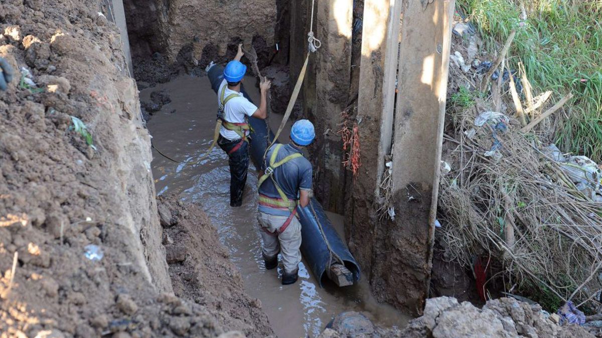 El empalme al acueducto Santa Marta se encuentra en la intersección de las calles Gobernador Menchaca y Regimiento 12 de Infantería.