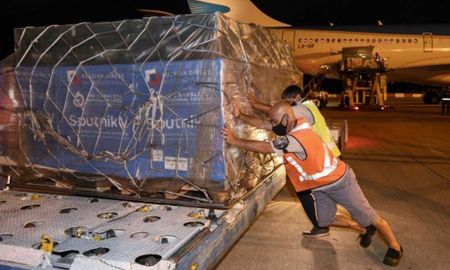 Aerolíneas Argentinas traerá un nuevo cargamento de vacunas Sputnik V contra el coronavirus desde Rusia este viernes. Aerolíneas Argentinas traerá un nuevo cargamento de vacunas Sputnik V contra el coronavirus desde Rusia este viernes.