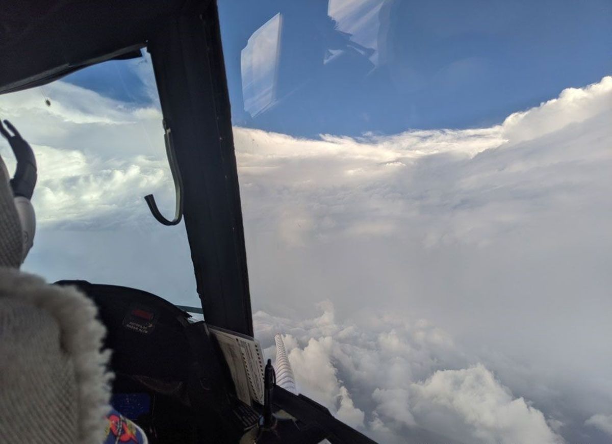 En la mayoría de los casos las tripulaciones enfrentarán turbulencias severas, producto de las violentas y repentinas corrientes ascendentes y descendentes, especialmente en la pared ocular, que es el anillo central de las tormentas, donde se presentan las condiciones meteorológicas más peligrosas, en espiral alrededor del ojo del huracán. En la mayoría de los casos las tripulaciones enfrentarán turbulencias severas, producto de las violentas y repentinas corrientes ascendentes y descendentes, especialmente en la pared ocular, que es el anillo central de las tormentas, donde se presentan las condiciones meteorológicas más peligrosas, en espiral alrededor del ojo del huracán.