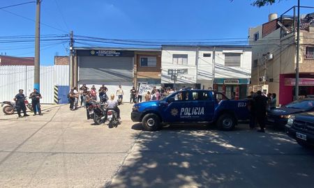 Desde la sede del Comando Radioeléctrico de la ciudad de Santa Fe, ubicada en Galicia y Pasaje Leiva, familiares de efectivos se manifestaron tras el anuncio del ministro de Seguridad. Desde la sede del Comando Radioeléctrico de la ciudad de Santa Fe, ubicada en Galicia y Pasaje Leiva, familiares de efectivos se manifestaron tras el anuncio del ministro de Seguridad.