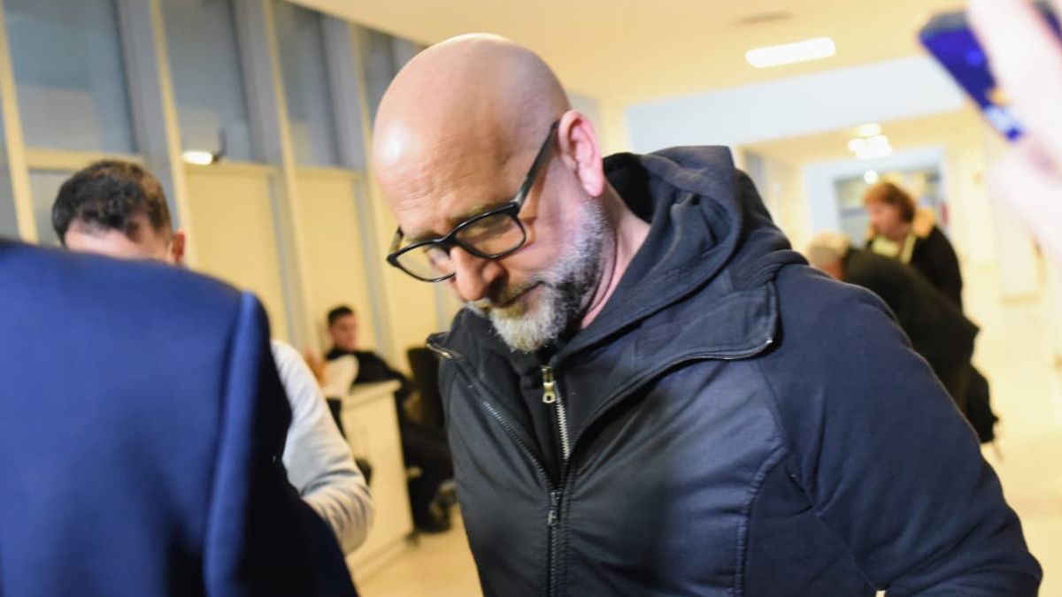 Patricio Serjal ingresa al Centro de Justicia Penal de Rosario para la primera audiencia del juicio en su contra