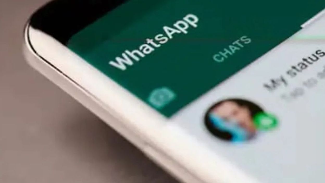 Con estos sencillos pasos podrás enviar una ubicación falsa a cualquiera de tus contactos dentro de la app. Con estos sencillos pasos podrás enviar una ubicación falsa a cualquiera de tus contactos dentro de la app.