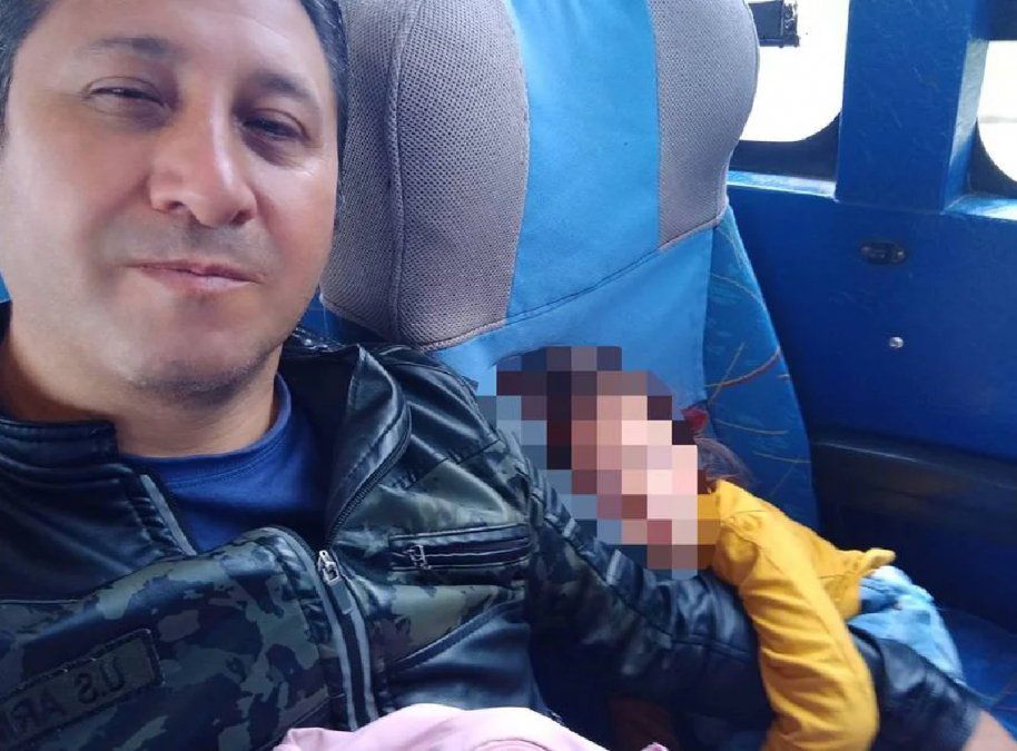 Desesperado por conseguir la custodia de sus hijas un padre cambio de género