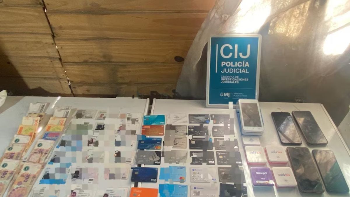 El falso taxista fue detenido tras estafar a varios pasajeros con sus tarjetas.