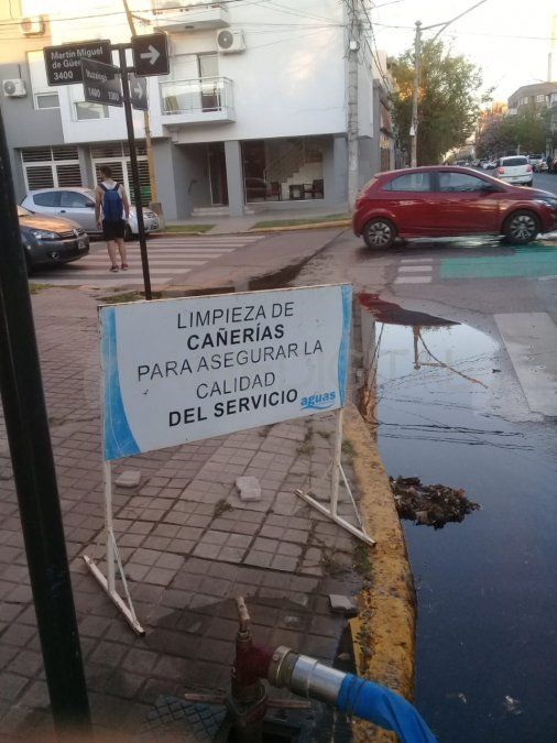 Para limpiar el agua debieron dejarla correr por las calles.