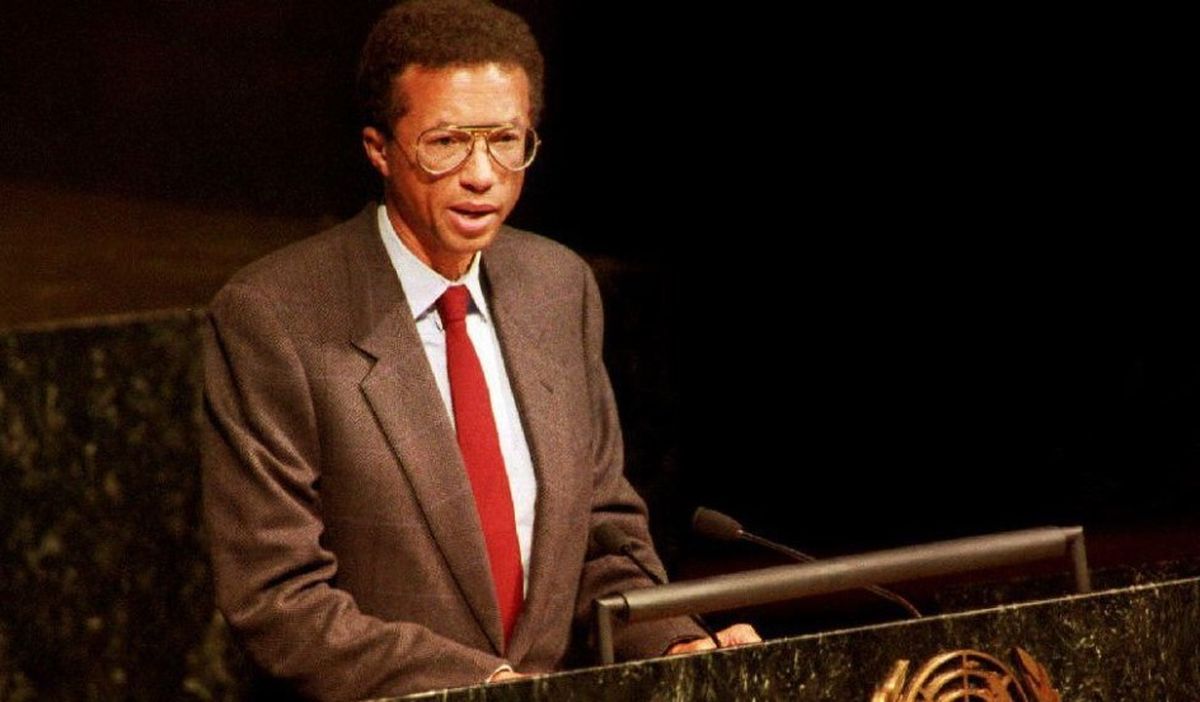 El 1 de diciembre de 1992 y, en el Día Mundial del Sida, Ashe habló sobre esta enfermedad ante la Organización Mundial de la Salud (OMS). Ya se lo veía demacrado y, dos meses y cinco días después de esta exposición, moriría en Nueva York. Tenía solo 49 años. El 1 de diciembre de 1992 y, en el Día Mundial del Sida, Ashe habló sobre esta enfermedad ante la Organización Mundial de la Salud (OMS). Ya se lo veía demacrado y, dos meses y cinco días después de esta exposición, moriría en Nueva York. Tenía solo 49 años.