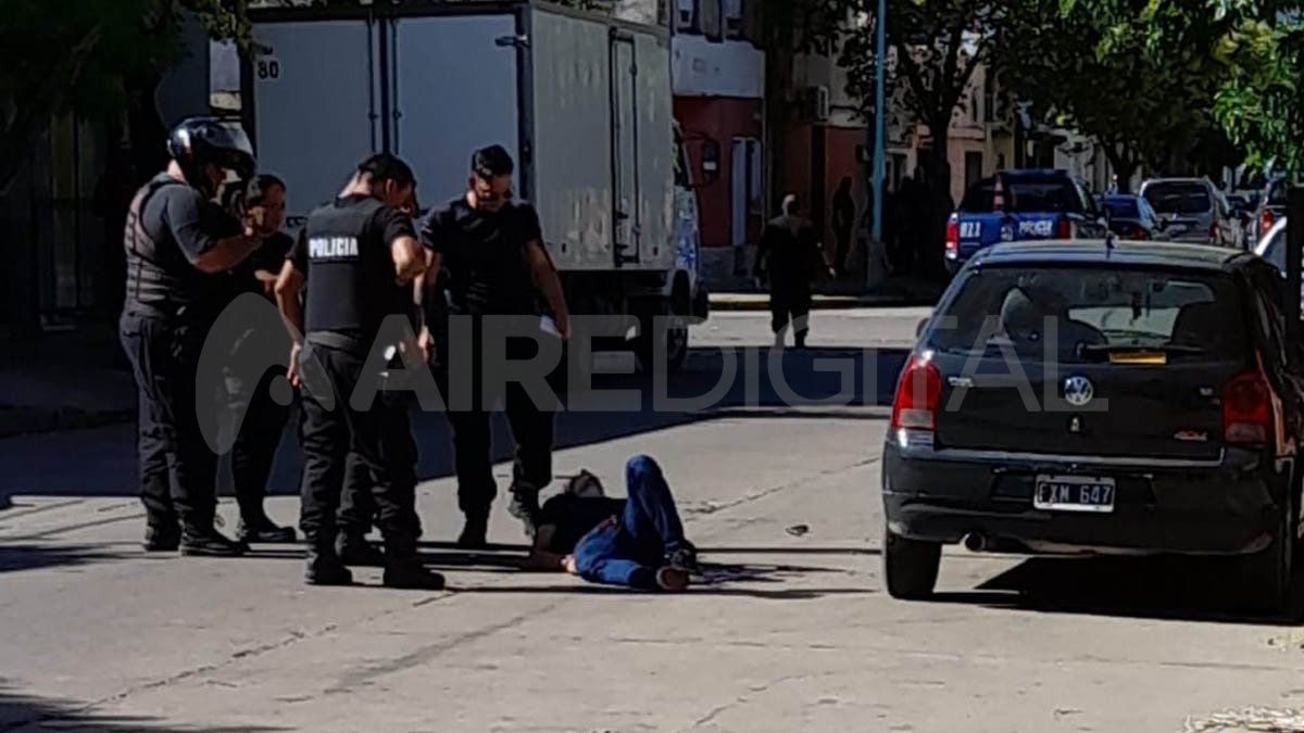 La postal de uno de los ladrones muertos tras el tiroteo. 