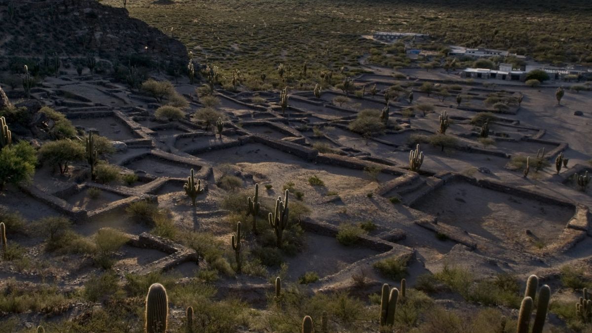 Escondido en los Valles Calchaquíes de Argentina, se encuentran las Ruinas de Quilmes, un destino que muchos comparan con Machu Picchu. Escondido en los Valles Calchaquíes de Argentina, se encuentran las Ruinas de Quilmes, un destino que muchos comparan con Machu Picchu.