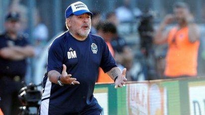 Diego Maradona tiene un pie y medio afuera de Gimnasia y Esgrima de La Plata
