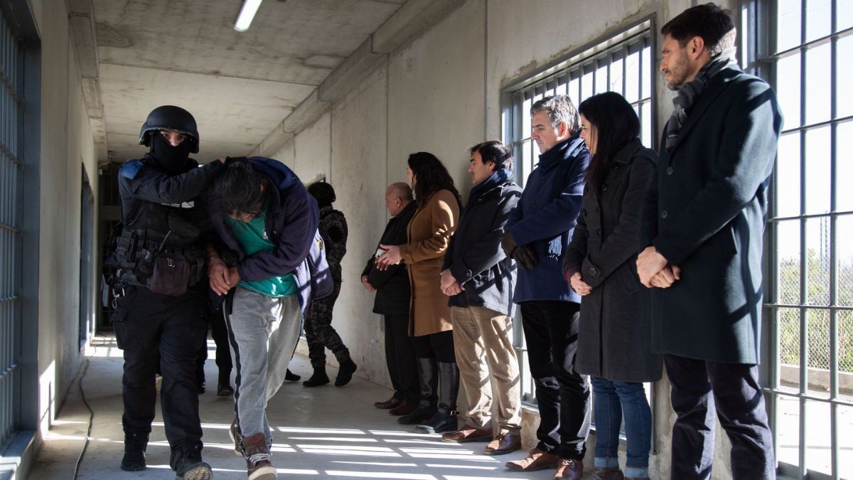 Frente a ese escenario, detalló que la provincia está construyendo 7.000 nuevas plazas penitenciarias. Frente a ese escenario, detalló que la provincia está construyendo 7.000 nuevas plazas penitenciarias.
