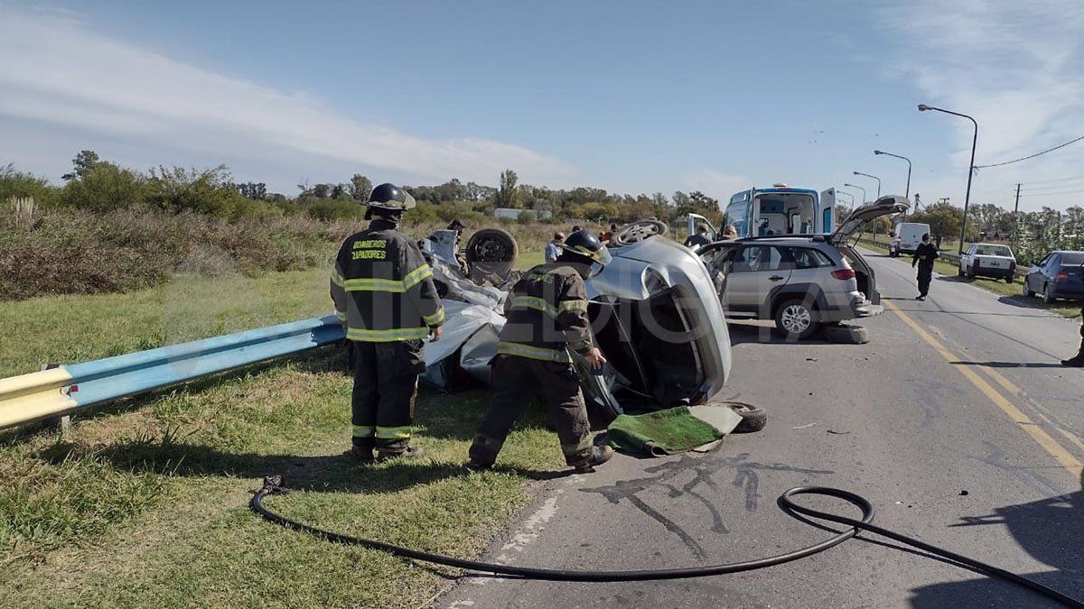Este martes cerca de las 13 se produjo un violento choque en la ruta 34 kilómetro 1, ingreso a Ybarlucea, que dejó como saldo la muerte de una persona y, al menos, dos heridos de gravedad.