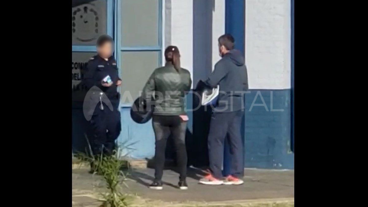 Captura de un video registrado durante la investigación. Una de las policías involucradas entrega uno de los productos robados.  