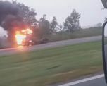 El vehículo comenzó a prenderse fuego durante la mañana de este lunes mientras circulaba por la autopista Rosario - Santa Fe. El vehículo comenzó a prenderse fuego durante la mañana de este lunes mientras circulaba por la autopista Rosario - Santa Fe.