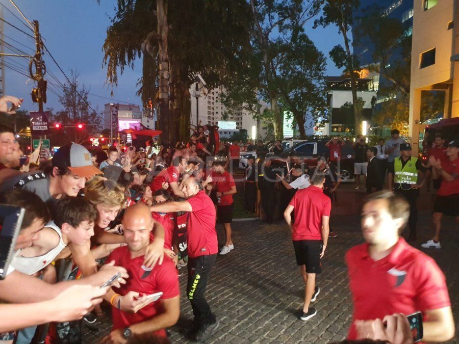 Los jugadores salieron a saludar a los hinchas que se agolpaban por verlos y tomarse fotos