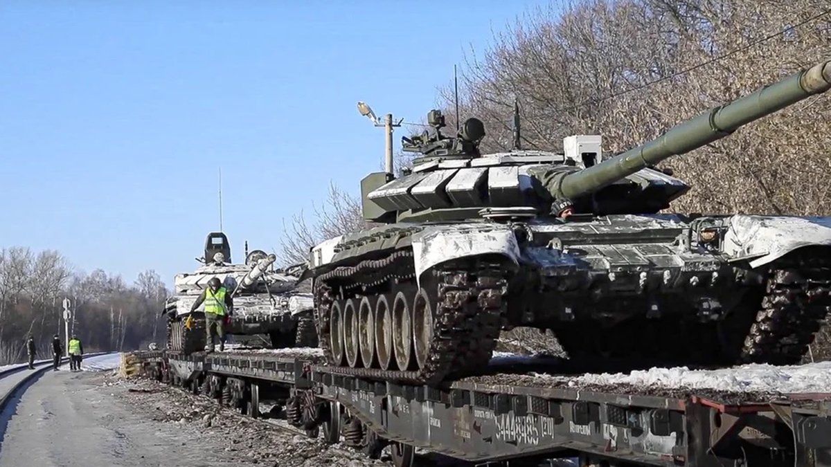 Los tanques del ejército ruso cargados en plataformas ferroviarias para regresar a su base permanente después de los ejercicios en Rusia. 