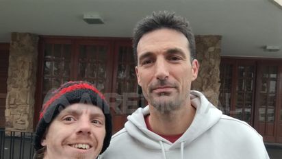 El insólito regalo que un hincha de Colón le dio a Lionel Scaloni tras la Copa América 2024: 