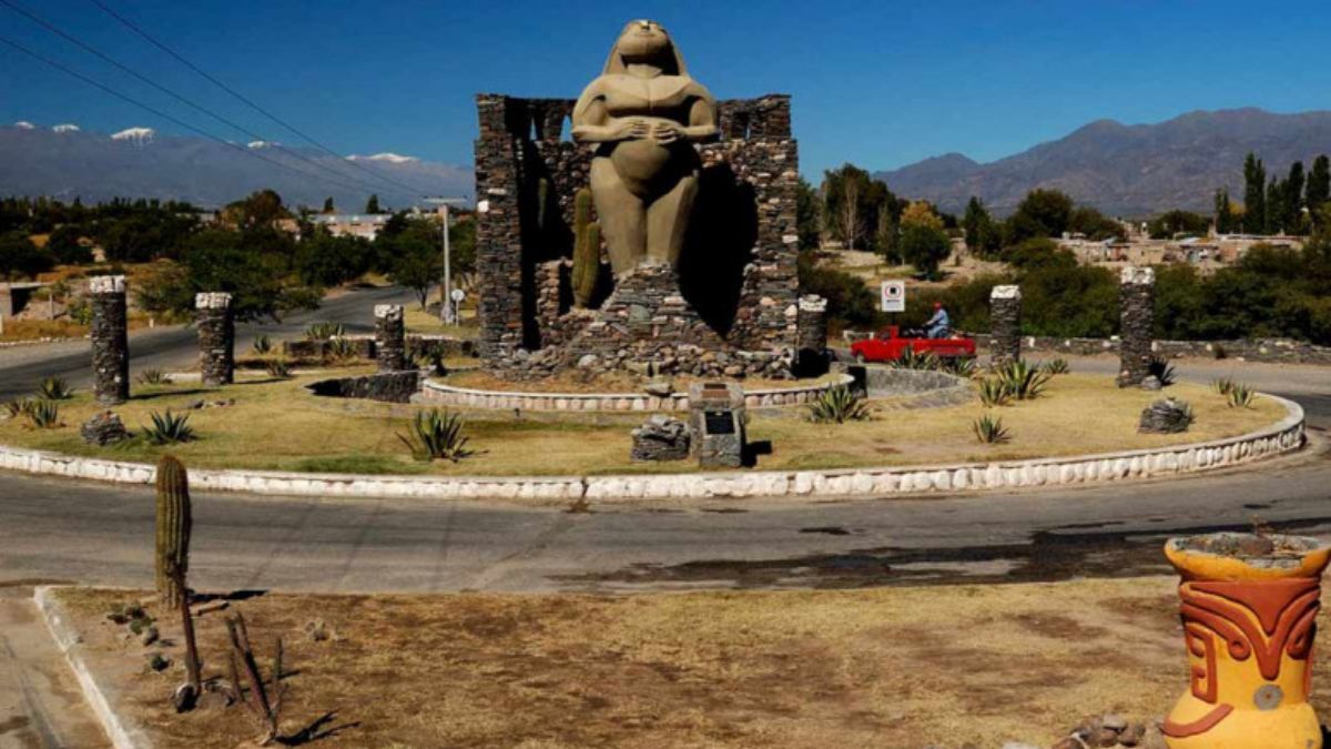 Una de las paradas obligatorias en Santa María es el Monumento a la Pachamama, permitiendo conectar con la cultura local y conocer el legado de los pueblos originarios. Una de las paradas obligatorias en Santa María es el Monumento a la Pachamama, permitiendo conectar con la cultura local y conocer el legado de los pueblos originarios.