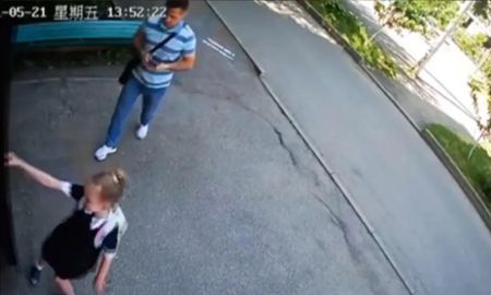 El momento en que una nena de 10 años se salva del ataque de un pedófilo El momento en que una nena de 10 años se salva del ataque de un pedófilo