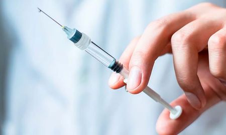 La nueva droga, denominada vosoritida, ya está disponible comercialmente y se espera que esto facilite el acceso para las personas con acondroplasia y sus familias. La nueva droga, denominada vosoritida, ya está disponible comercialmente y se espera que esto facilite el acceso para las personas con acondroplasia y sus familias.