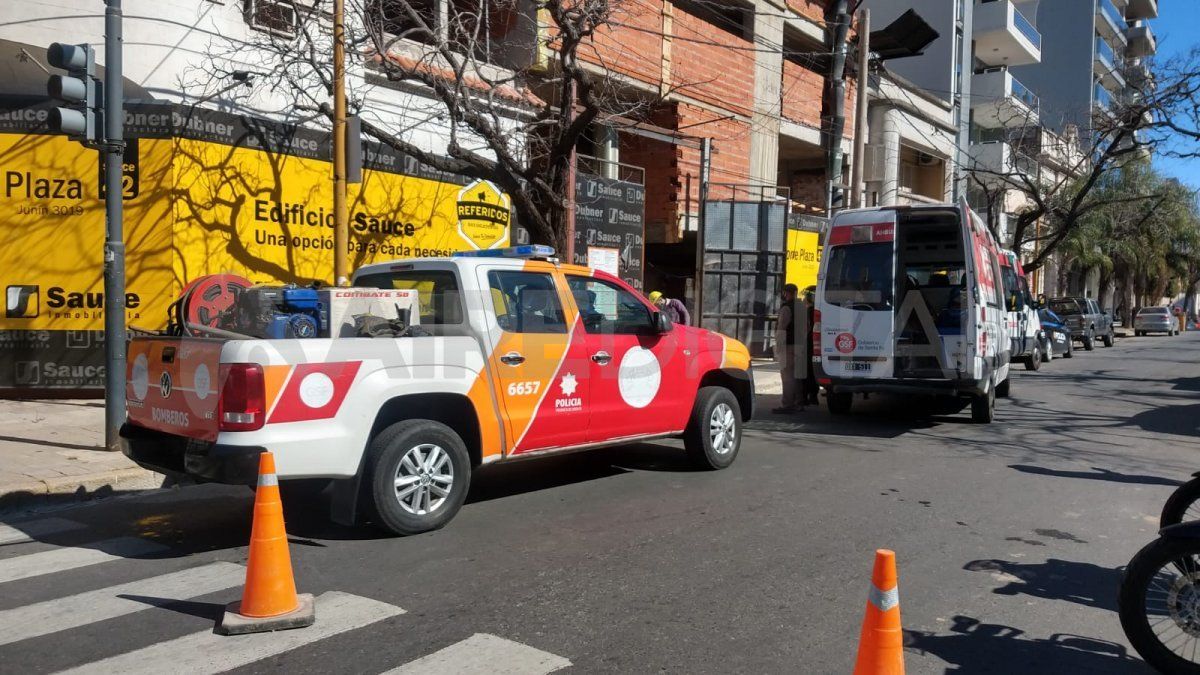 El obrero continúa internado en el hospital Cullen en terapia intensiva, con asistencia médica respiratoria y con pronóstico reservado.