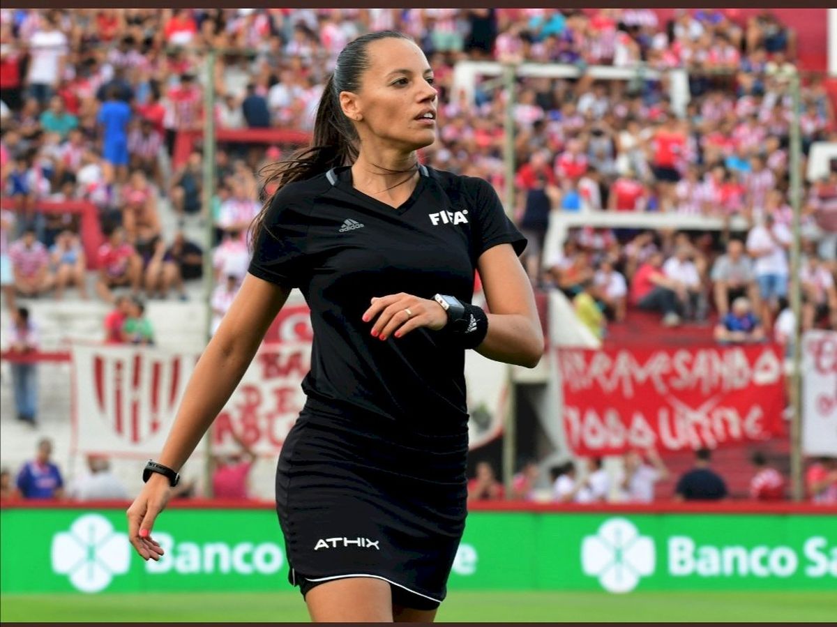 Mariana De Almeida es otra de las designadas para ser jueza de línea en el Mundial Femenino.
