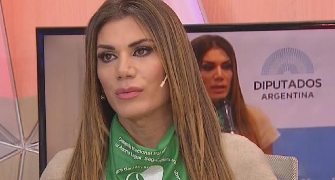 Flor de la V fue criada por su papá, su mamá murió muy joven luego de practicarse un aborto clandestino.