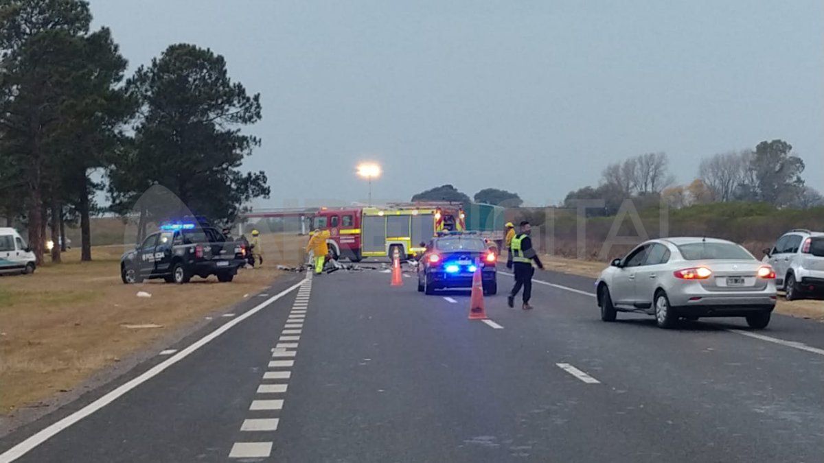 En el auto de color blanco Volkswagen viajaban tres personas del barrio Los Hornos de Santa Fe.