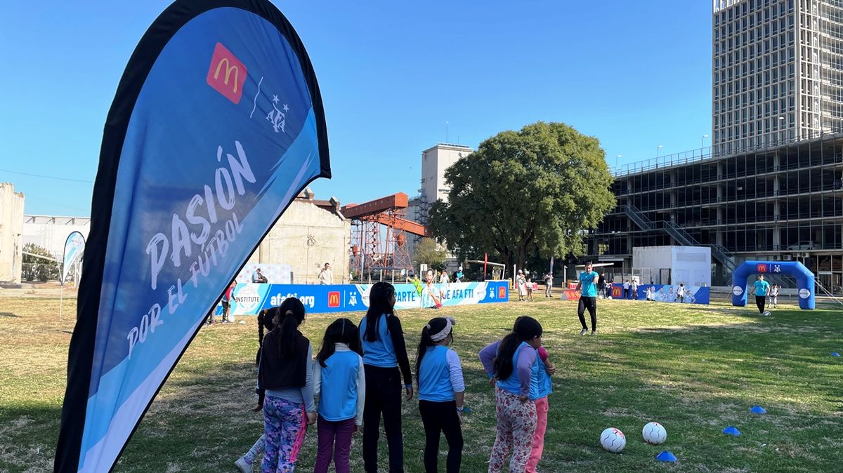 McDonald's organizó clínicas de fútbol y talleres de conciencia ambiental para niños y niñas de Santa Fe.