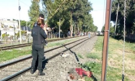 Matan a una mujer tras arrojarla a las vías del tren y por el femicidio detienen a su esposo. Matan a una mujer tras arrojarla a las vías del tren y por el femicidio detienen a su esposo.