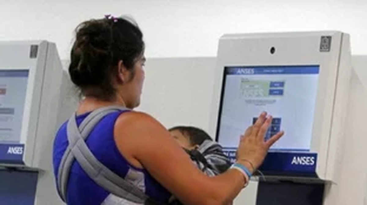 La Asignación Universal por Hijo (AUH) es un refuerzo económico otorgado por el estado a personas con hijos menores a 18 años que se encuentren desempleadas, entre otras.