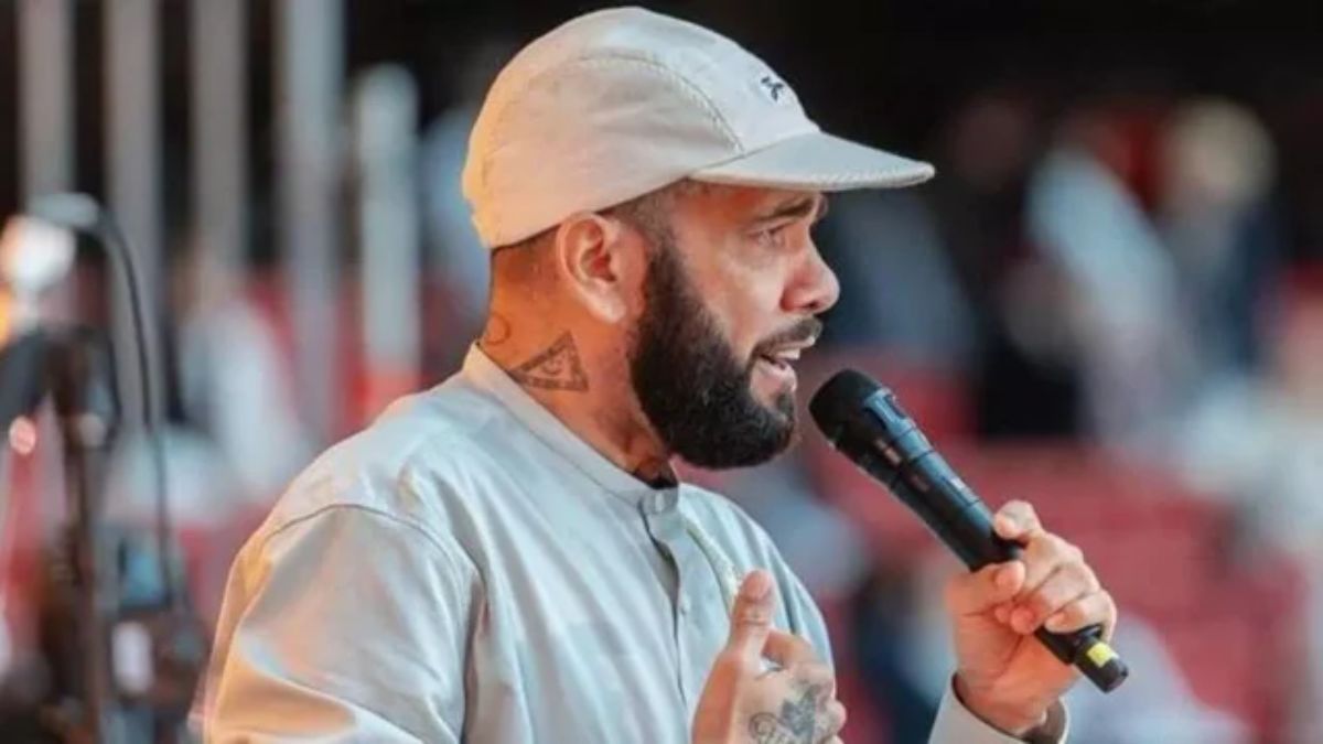 Dani Alves siguió el camino de la religión después de haber visto un tiempo en la cárcel mientras jugaba para los Pumas. Dani Alves siguió el camino de la religión después de haber visto un tiempo en la cárcel mientras jugaba para los Pumas.
