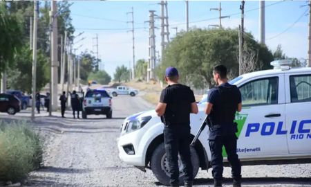 intento masivo de fuga en un penal de rio negro: presos se subieron a los techos con lanzas, frazadas y escudos intento masivo de fuga en un penal de rio negro: presos se subieron a los techos con lanzas, frazadas y escudos